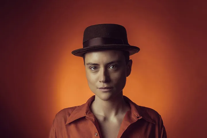 کمدین آلاسکایی با نمایش «دمت گرم!»، الهام گرفته از زن زندگی آزادی، به‌زودی در مونترال و تورنتو